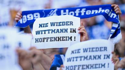 Bild: Uwe Anspach/dpa
Fans der TSG Hoffenheim protestieren gegen den Einfluss von Spielerberater Roger Wittmann