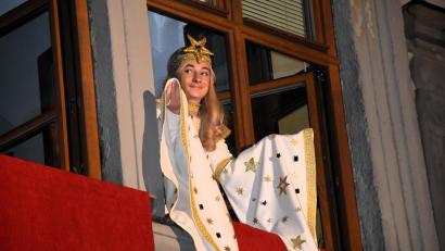 Bild: ubb
Johanne Möstl trat erstmals als Christkind auf. Vom Rathausfenster aus verkündete sie für gut 400 Kinder und Erwachsene den Prolog und wünschte ihrem Publikum eine friedvolle Adventszeit und ein wunderschönes Weihnachtsfest.