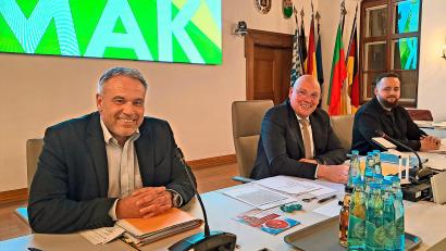 Bild: Brigitte Gschwendtner
14 Millionen Euro einsparen möchten der Marktredwitzer Stadtkämmerer Markus Brand, Oberbürgermeister Oliver Weigel und Jannick Weiser von der Finanzverwaltung (von links), um das Minus zu mindern.