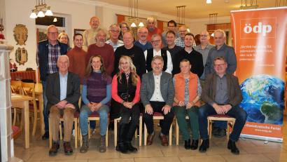 Bild: Hirsch
Die Ökologisch-Demokratische Partei (ÖDP) nominiert die Bewerber für die Kreistagswahlen im März 2026. Sitzend die Listenführer.