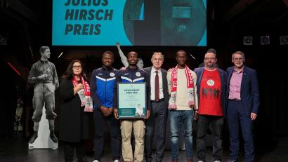 Bild: BFV
Der FC Mainaustrasse ist einer der Preisträger des Julius-Hirsch-Preises 2025. Das Bild zeigt Vertreter des Vereins mit den Verbandsfunktionären.