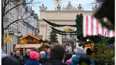 Bild: Soeren Stache/dpa/ZB
Der Einzelhandel erwartet für das diesjährige Weihnachtsgeschäft in den Monaten November und Dezember Umsätze in Höhe von 126,2 Milliarden Euro (Archivbild).