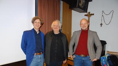 Bild: Prechtl
Er begeisterte mit seinem Vortrag beim Friedhofförderverein: Professor Peter Schmidt (links), daneben Vorsitzender Roland Blumenthaler und Stadtbaudirektor Stefan Büttner.