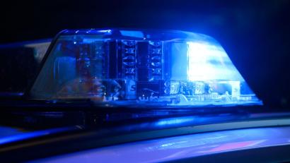 Symbolbild: Julian Stratenschulte/dpa
Rettungskräfte befreien einen eingeklemmten Mann aus seinem Wagen - er überlebt den Unfall nicht.