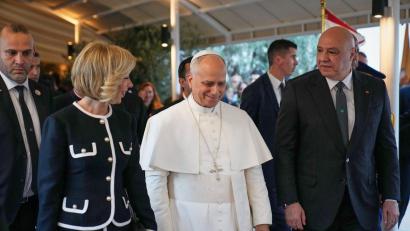 Bild: Hussein Malla/AP/dpa
Bei seinem Besuch im Libanon traf Papst Leo XIV. den Präsidenten des krisengeschüttelten Landes, Joseph Aoun (r.).