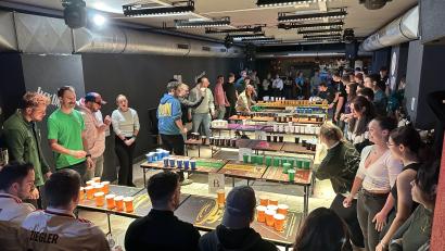 Bild: ero
Ran an die Tische: Zwei mal zehn Becher, acht Tische und jede Menge Tischtennisbälle.