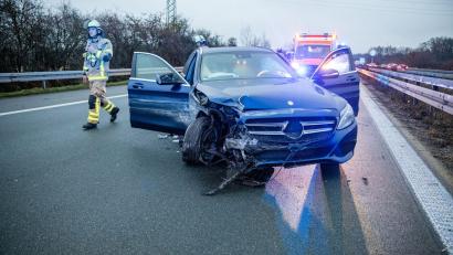 Bild: David Osswald/NEWS5/dpa
Der Fahrer eines Unfallwagens auf der A73 wurde erfolgreich wiederbelebt.