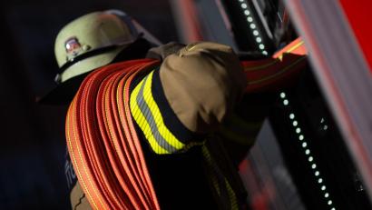 Bild: Marijan Murat/dpa
Feuerwehrleute müssen bei den Löscharbeiten Teile des Gebäudes abtragen. (Symbolbild)