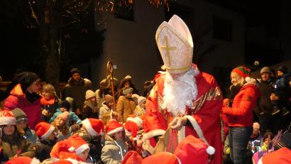 Bild: hdk
Der Nikolaus (Markus Arnold) kam und beschenkte die Kinder.