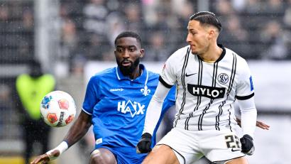 Bild: Uwe Anspach/dpa
Elversbergs Torjäger Younes Ebnoutalib (r.) im Duell mit Patric Pfeiffer