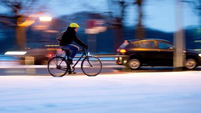 Symbolbild: Julian Stratenschulte/dpa/dpa-tmn
Ein Radfahrer in Weiden wird nach einem Sturz handgreiflich und verletzt einen Fußgänger. Die Polizei ermittelt.