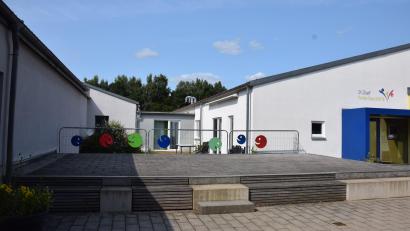 Bild: fla
Zwischen Grundschule (links) und Kindertagesstätte (rechts) soll eine Mensa gebaut werden, die von beiden Einrichtungen genutzt werden soll.