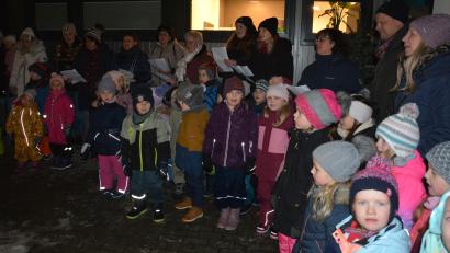 Bild: jr
Die Kinder des Kindergartens St. Hedwig bereicherten mit Musikbeiträgen den Start des Adventsschaufensters in Mitterteich.