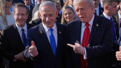 Bild: Evan Vucci/AP/dpa
US-Präsident Donald Trump (r-l), der israelische Ministerpräsident Benjamin Netanjahu und Israels Präsident Izchak Herzog. (Archivbild)