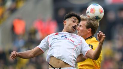 Bild: Robert Michael/dpa
Der Düsseldorfer Emmanuel Iyoha (l.) wurde im Spiel in Dresden rassistisch beleidigt.