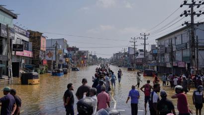 Bild: Eranga Jayawardena/AP/dpa
Nach Zyklon „Ditwah“ steht Sri Lanka unter Wasser.