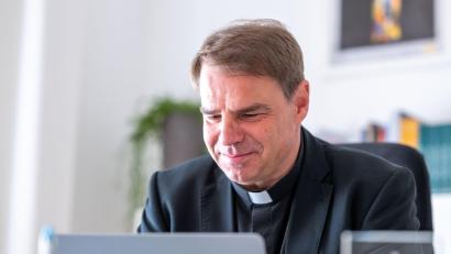 Bild: Armin Weigel/dpa
Bischof Stefan Oster will die Studie nun in Ruhe lesen. (Archivfoto)