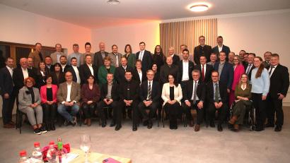 Bild: Hirsch
Der CSU-Kreisverband Schwandorf nominierte die Kandidaten für die Kommunalwahlen im kommenden Jahr. Sitzend die Erstplatzierten auf der Liste.