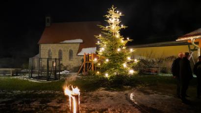 Bild: fvo
Der Dorfchristbaum erstrahlt in Spielberg.