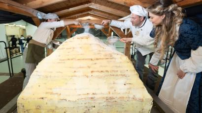 Bild: Sebastian Kahnert/dpa
Die Dresdner Stollenbäcker haben ihren Riesenstollen zusammengesetzt.