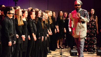 Bild: Kunz
Mano Michael versteht es, seinen Chor und das Publikum gleichermaßen zu begeistern.