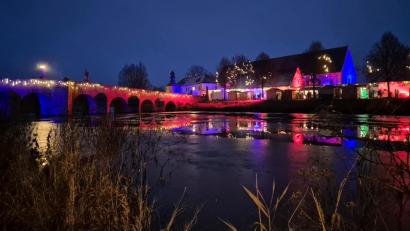 Bild: ubb
In diesem Jahr erstrahlte der Kunsthandwerkliche Weihnachtsmarkt Tirschenreuth in gleich zwei Farben, in Rot und Blau. Erstmals präsentiert wurde die Farbe der Beleuchtung bei der Eröffnung am Samstag.