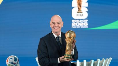 Bild: Claudio Thoma/KEYSTONE/dpa
FIFA-Präsident Gianni Infantino präsentiert den WM-Pokal. (Archivbild)