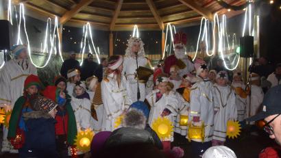 Bild: fz
Mit dem Nikolaus, Christkind, Engeln und Zwergen zog Weihnachten in die Freizeitanlage ein.