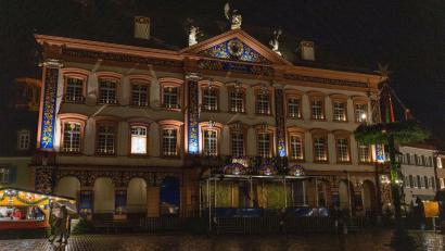 Bild: Philipp von Ditfurth/dpa
In der historischen Altstadt von Gengenbach im Schwarzwald wird die Fassade des Rathauses zu einem überdimensionierten Adventskalender umfunktioniert.