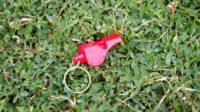 Archivbild: Maria Rossbauer/dpa
Ein 12-jähriger Referee erhielt nach einem Fußballspiel Todesdrohungen.