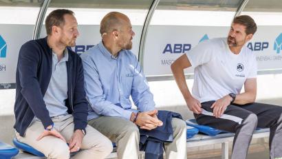 Bild: Andreas Gora/dpa
Die Wege der Fürther Verantwortlichen und von Trainer Kleine (r) trennen sich. (Archivbild)