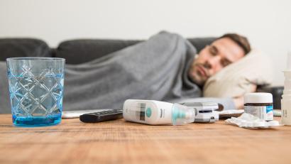 Symbolbild: Christin Klose/dpa
Die Symptome einer Hepatitis-Erkrankung ähneln denen einer Grippe: Es können Müdigkeit, Kopfschmerzen, Fieber und Appetitlosigkeit auftreten.