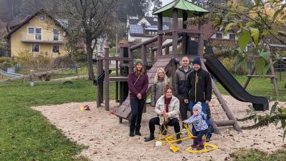 Bild: Carmen Hölzl 
Ein Teil des Organisationsteams baute die Bagger direkt auf dem Spielplatz auf. Von links: Johanna Meyer, Franziska Steger, Chiara Speckner, Quirin Neidel, Florian und Lara Hölzl.
