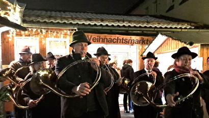 Bild: gis
Die Parforcehornbläser "Hohes Fichtelgebirge" eröffneten den Weihnachtsmarkt.
