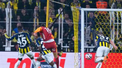 Bild: Khalil Hamra/AP/dpa
Leroy Sané hat seine Mannschaft im Derby in Führung gebracht.