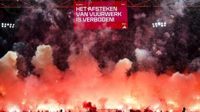 Bild: Anp Olaf Kraak/ANP/dpa
Das Ajax-Heimspiel gegen Groningen wurde wegen der Pyro-Krawalle abgebrochen.