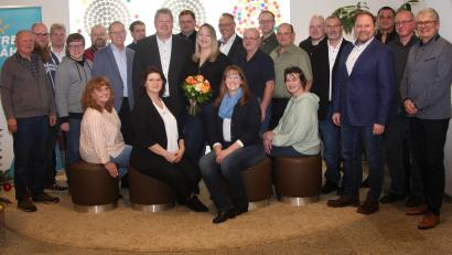 Bild: wro
Wer von den Kandidaten der Freien Wähler Stadtrat wird, entscheiden die Wähler. Bei der Nominierungsversammlung stellten sich die Frauen und Männer einzeln vor. Bernhard Schmidt (stehend, Achter von links) bewirbt sich um den Posten des Bürgermeisters.