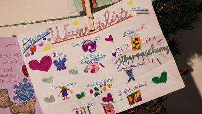 Bild: Oliver Berg/dpa
Viele Kinder haben ihre Briefe mit Malereien oder Aufklebern verziert. (Archivbild)