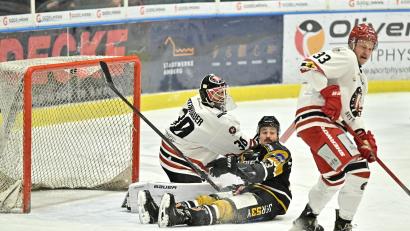 Bild: Hubert Ziegler
Nolan Gardiner (Mitte) und die Cracks des ERSC Amberg wurden mit zwei Niederlagen am Wochenende auf den Boden der Tatsachen geholt.