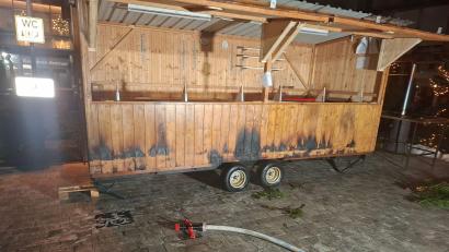 Bild: -/Kreisfeuerwehrverband Cham/dpa
Insgesamt acht Buden sind durch das Feuer beschädigt worden.