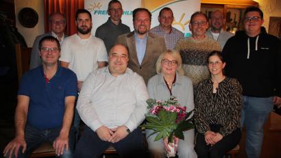 Bild: kro
Die Kandidaten der Freien Wähler Konnersreuth. Sitzend von links, Norbert Neumann, Stefan Siller, Bürgermeisterkandidatin Andrea Schwägerl und Christina Fellner. Stehend von links Bürgermeister Max Bindl, Michael Schiedeck, Siegfried Schiml, Landratskandidat Hubert Schicker, Matthias Hart, Richard Schiedeck, Konrad Markus und Martin Graßold.