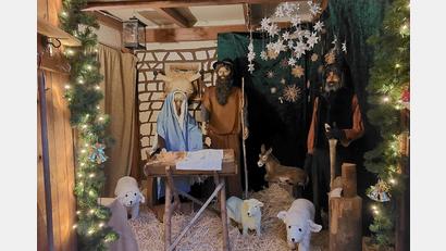 Bild: mfh
Immer wieder sehenswert: Die Krippe mit lebensgroßen Figuren in der Garage der Familie Meier. Insgesamt 50 Krippen an 36 Stationen sind beim Krippenweg in Rosenberg zu bewundern.