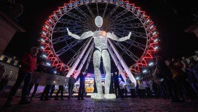 Bild: Marijan Murat/dpa
Eine Leuchtpuppe macht auf den Welt-Aids-Tag aufmerksam.