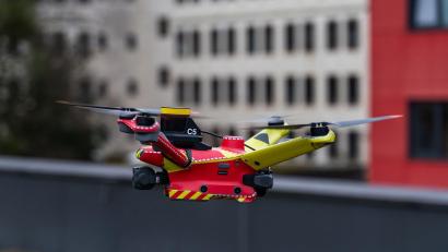 Bild: Branddirektion München
Automatisierte Drohnen sollen künftig Livebilder von Einsatzorten liefern - noch vor Eintreffen der Feuerwehr. (Handout)