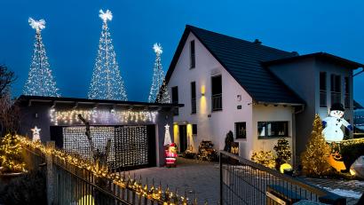 Bild: Petra Hartl
Die Weihnachtsbeleuchtung bei Familie Schäfer im Amberger Stadtteil Raigering verwandelt Haus und Garten in ein "Weihnachtswunderland".