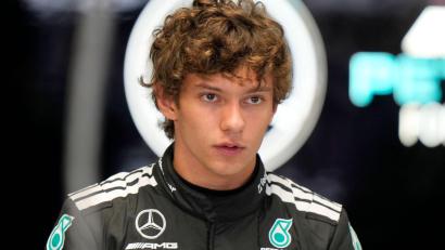 Bild: Luca Bruno/AP/dpa
Kimi Antonelli stellt sein Profilbild auf Schwarz nach schwerer Hetze im Netz.