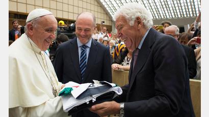 Bild: picture alliance / dpa
Tennis-Legende Nicola Pietrangeli (r) im Jahr 2015 mit Papst Franziskus (l).
