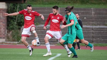 Bild: Dieter Jäschke
Die SpVgg Vohenstrauß ist immer gut für einen Kantersieg: Das musste auch der FC Weiden-Ost bei seiner 1:7-Klatsche im Vohenstraußer Sportzentrum erfahren. Im Bild Michael Busch (links) – mit 14 Toren zusammen mit Ales Demeter der torgefährlichste SpVgg-Spieler.