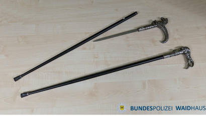 Bild: Bundespolizei Waidhaus
Die Polizei entdeckte zwei als Gehstöcke getarnte Dolche in einem Auto in Waldsassen.