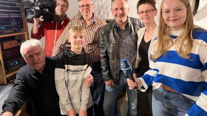 Bild: Manfred Wegmann
Großer Aufwand für die Aufzeichnung des Beitrags im BR-Fernsehen. Fabian mit Eltern, Sponsor Andreas Übler, Studio-Inhaber Erich Meinlschmidt und dem Fernsehteam. Die Sendung haben viele von Fabians Klassenkameraden gesehen.